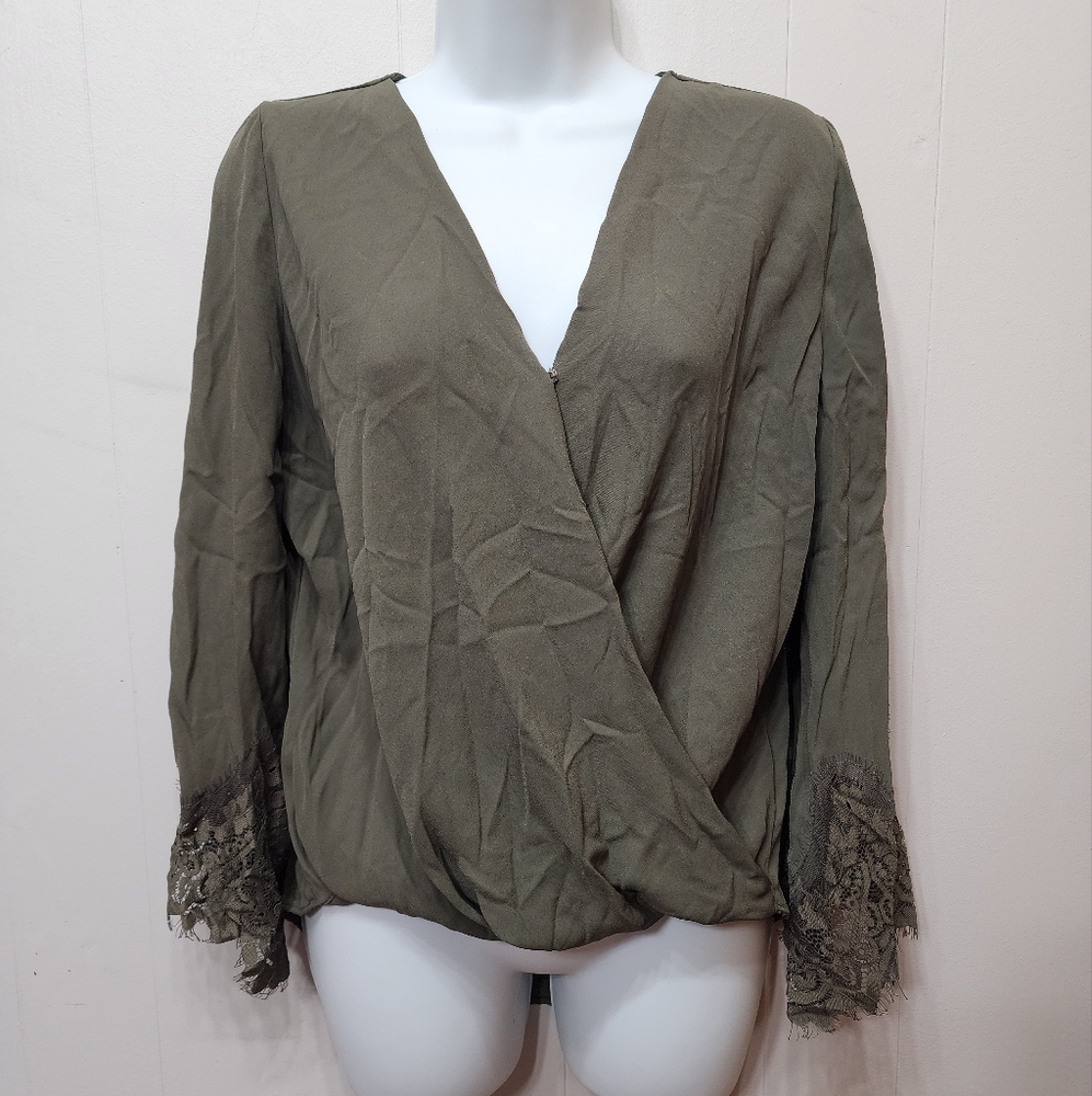 IZ Byer Blouse Medium Green Lace Trim Sleeve Wrap Lightweight‎ C281Z